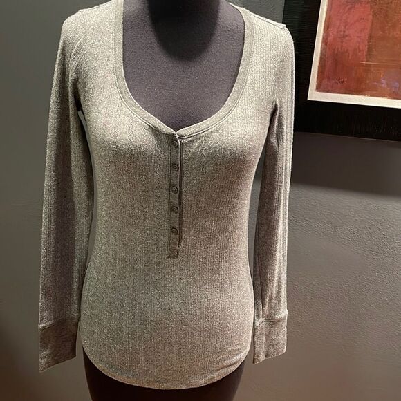 Victoria’s Secret gray sparkle Henley style sleep top. XS. - Picture 1 of 6